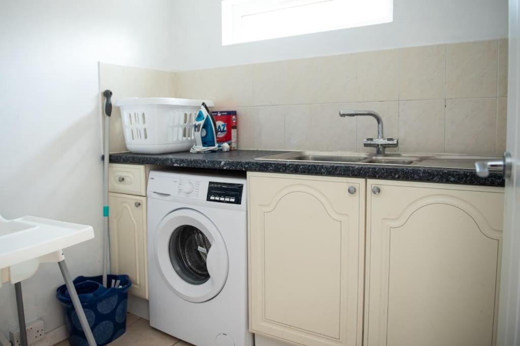 3 Bedroom House With Modern Amenities, Derby