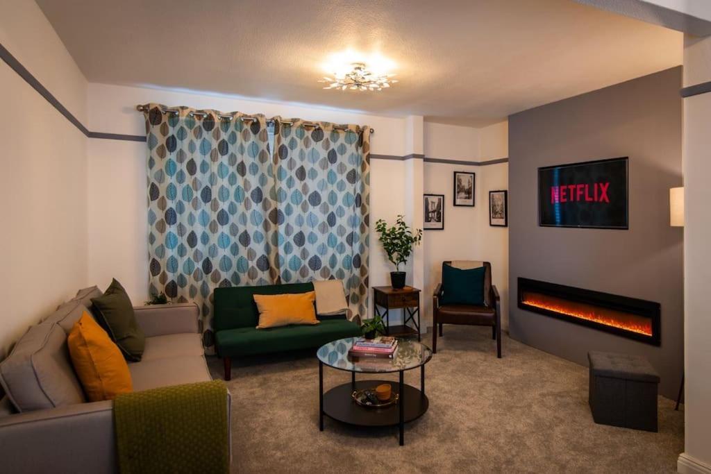 3 Bedroom House With Modern Amenities, Holiday home Derby